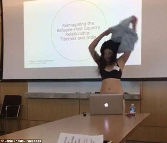 美国一女大学生穿内衣答辩 只为反抗老师批评