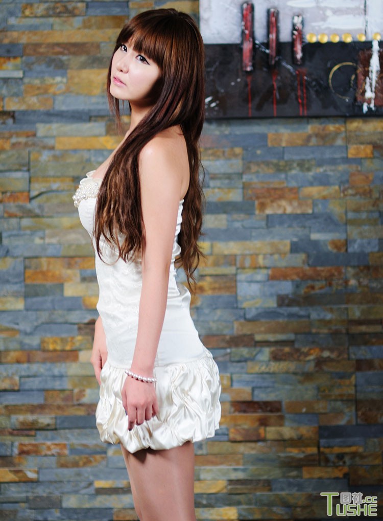 丰满模特惊爆你的眼球之学生制服诱惑(图6)