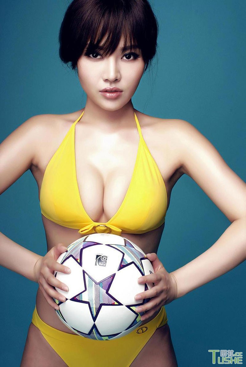 可爱爆乳足球宝贝性感写真 半裸出镜(图6)