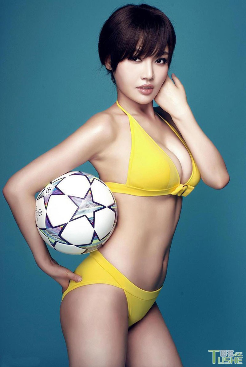 可爱爆乳足球宝贝性感写真 半裸出镜(图9)