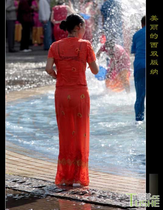 围观泼水节里的女人 全都疯狂了