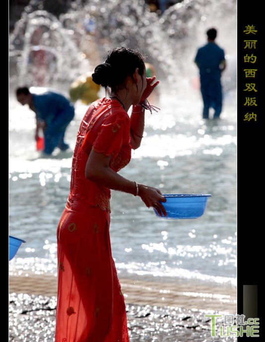 围观泼水节里的女人 全都疯狂了