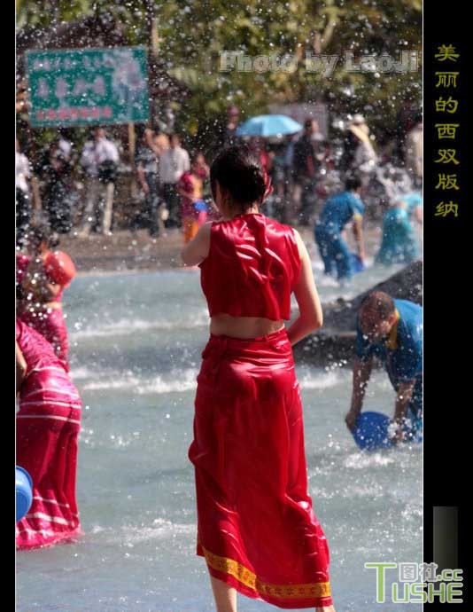 围观泼水节里的女人 全都疯狂了