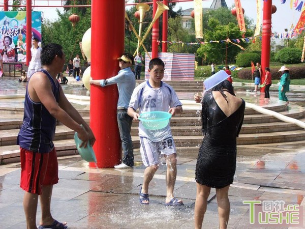 围观泼水节里的女人 全都疯狂了