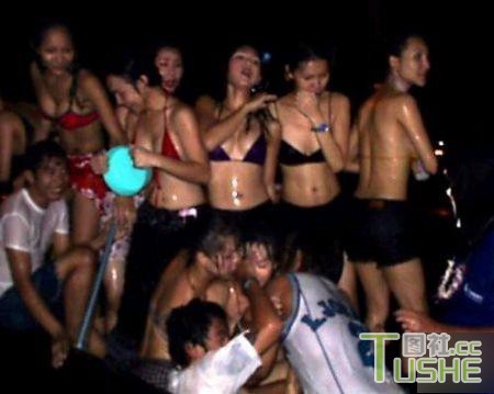 围观泼水节里的女人 全都疯狂了