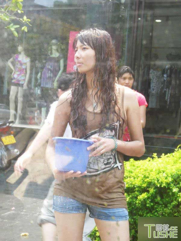 围观泼水节里的女人 全都疯狂了