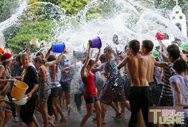 围观泼水节里的女人 全都疯狂了