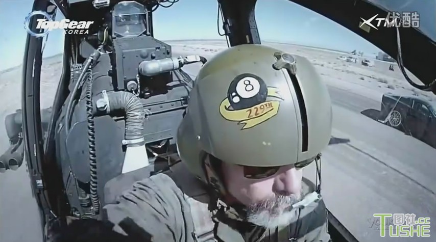 武装直升机与跑车竞赛惨遭坠毁