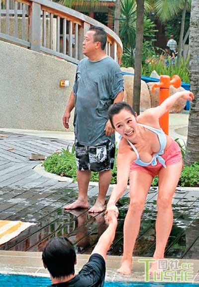 曾志伟与爆乳嫩模戏水 艳福不浅