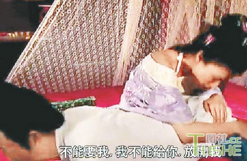 曾志伟与爆乳嫩模戏水 艳福不浅