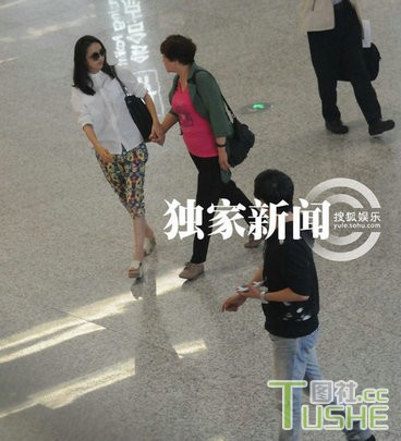 陈思成接机 佟丽娅黑超扮酷