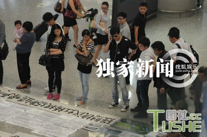 陈思成接机 佟丽娅黑超扮酷