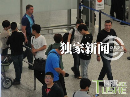 陈思成接机 佟丽娅黑超扮酷