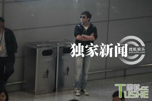 陈思成接机 佟丽娅黑超扮酷