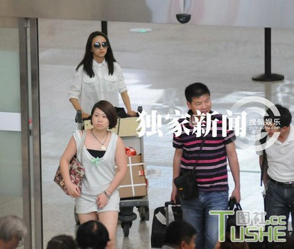 陈思成接机 佟丽娅黑超扮酷