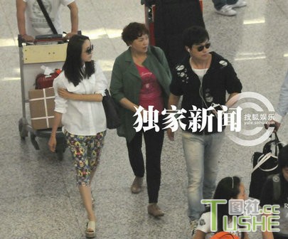 陈思成接机 佟丽娅黑超扮酷