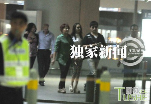 陈思成接机 佟丽娅黑超扮酷