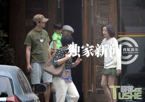 董洁携家人吃饭 儿子备受宠爱