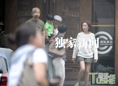 董洁携家人吃饭 儿子备受宠爱