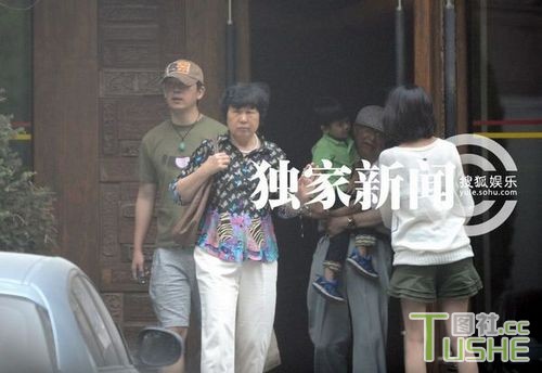 董洁携家人吃饭 儿子备受宠爱