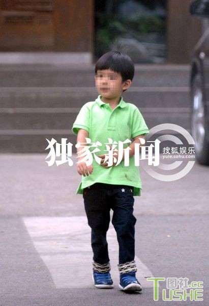 董洁携家人吃饭 儿子备受宠爱