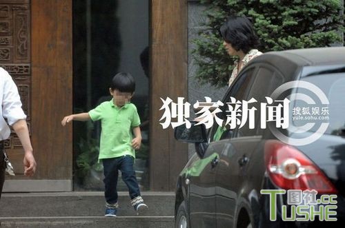 董洁携家人吃饭 儿子备受宠爱