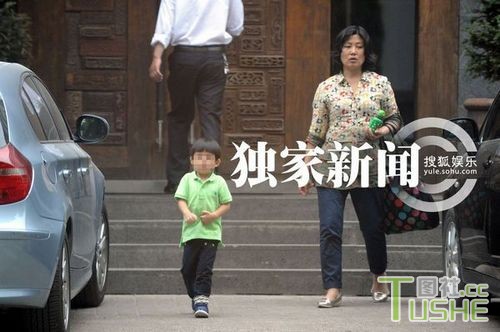 董洁携家人吃饭 儿子备受宠爱
