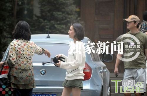 董洁携家人吃饭 儿子备受宠爱