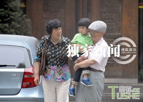 董洁携家人吃饭 儿子备受宠爱