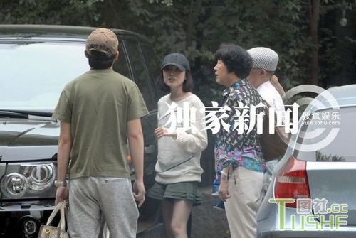 董洁携家人吃饭 儿子备受宠爱