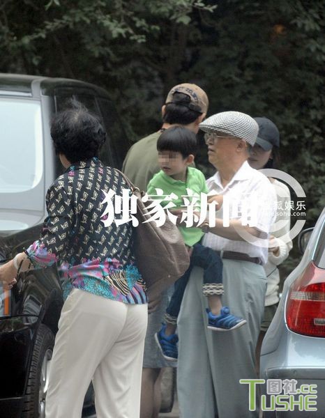 董洁携家人吃饭 儿子备受宠爱