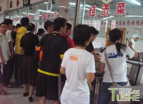 都是吃食堂 这差距也太大了吧
