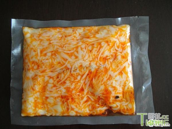 包装食品里惊现苍蝇 恶心慎入
