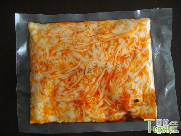 包装食品里惊现苍蝇 恶心慎入