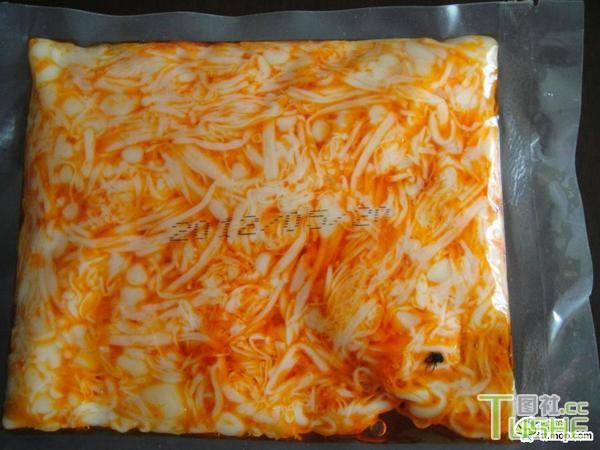 包装食品里惊现苍蝇 恶心慎入