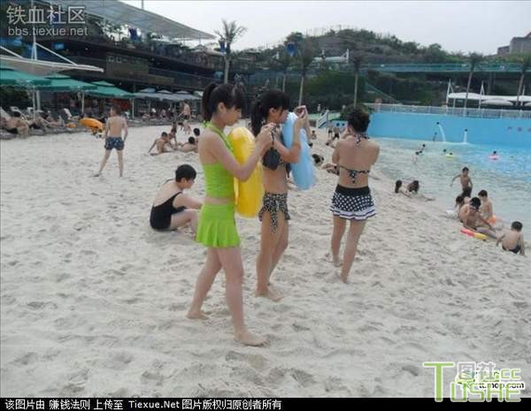 水上乐园一幕幕 让人春心荡漾啊