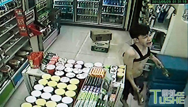 少年为避孕套两天四抢便利店