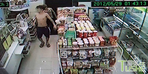 少年为避孕套两天四抢便利店