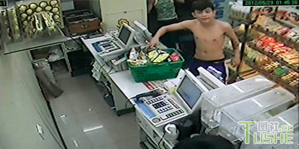 少年为避孕套两天四抢便利店
