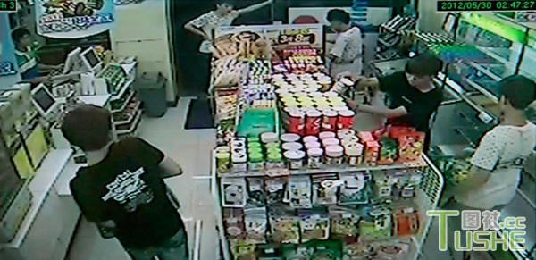 少年为避孕套两天四抢便利店