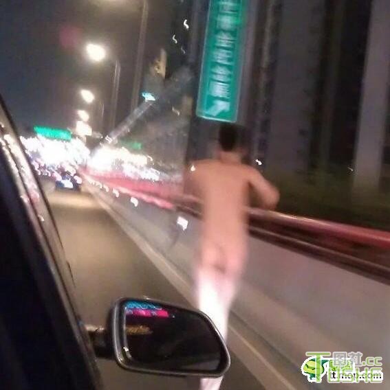 上海南北高架路上一男子裸奔