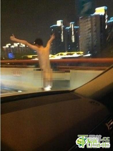 上海南北高架路上一男子裸奔