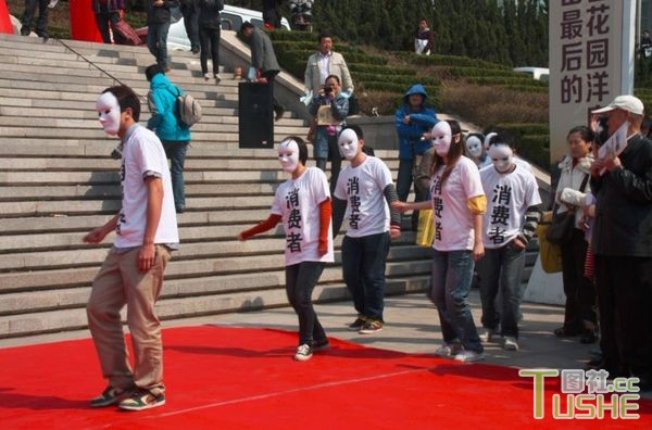 他们用行为艺术表达啥 令人费解