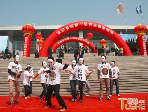 他们用行为艺术表达啥 令人费解
