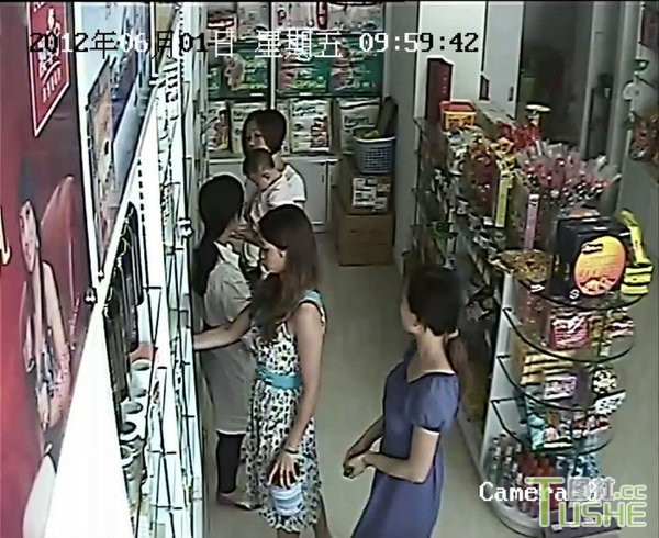 监拍女子“裤裆偷奶粉”全过程