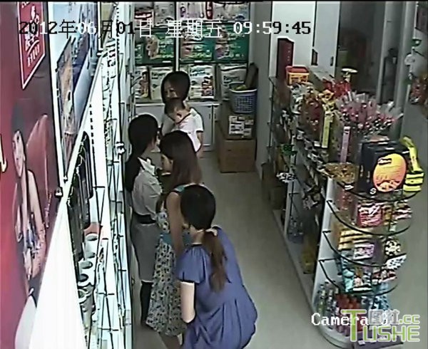 监拍女子“裤裆偷奶粉”全过程