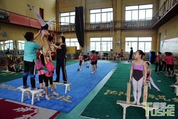 中国杂技学校孩子的一天 辛苦