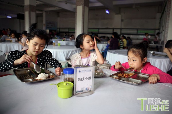 中国杂技学校孩子的一天 辛苦
