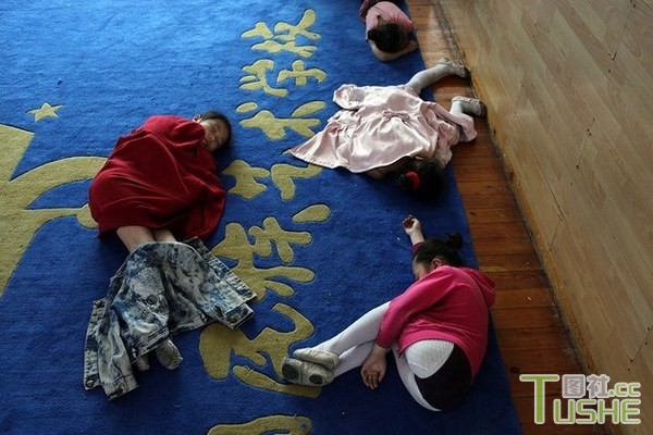 中国杂技学校孩子的一天 辛苦