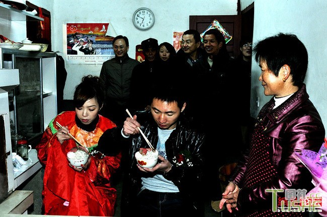 小山村新娘出嫁 传统婚俗真霸气